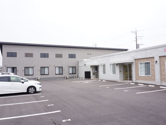 広々とした駐車場のある外観