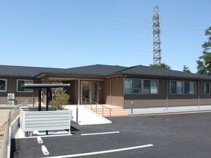 一階建て明るい建物外観