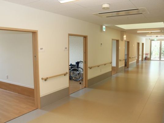 廊下と手すり、車椅子