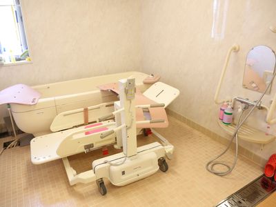 バリアフリー設計の浴室