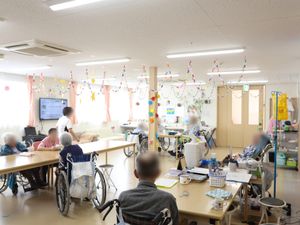 カラフルな飾り多目的室
