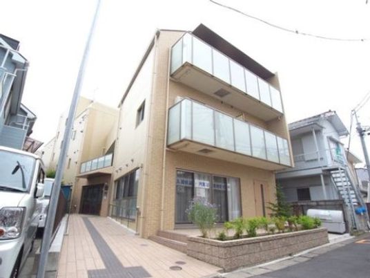 明るい建物の外観