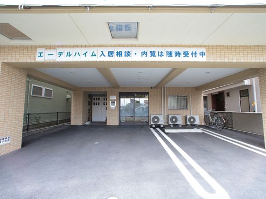 エントランスの広々とした風景