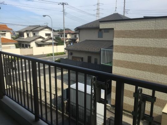 明るい住宅街の景色