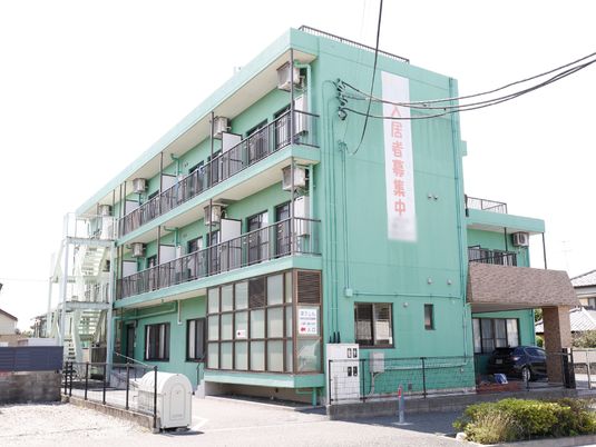 緑色の建物外観