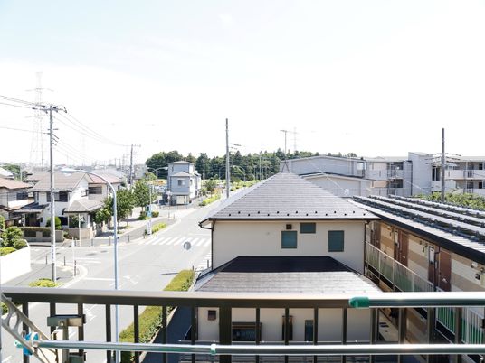 施設外観と周辺の街並み