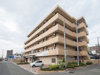 多階層の建物の外観