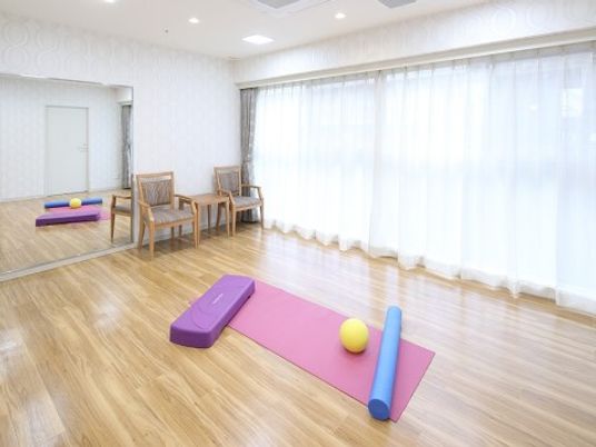 機能訓練室の明るい空間