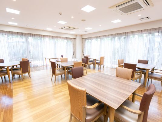 広々とした明るい食堂