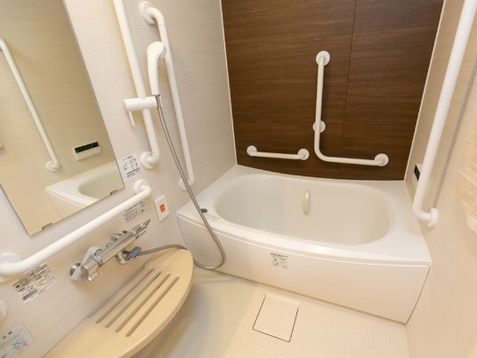 バリアフリー設計の浴室