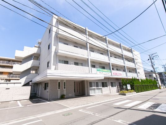 明るい日差しの中庭