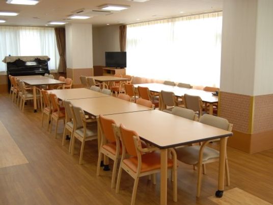 広々とした明るい食堂