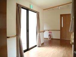 明るい居室の様子