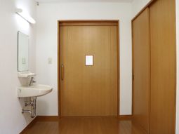 洗面台付きの居室入口