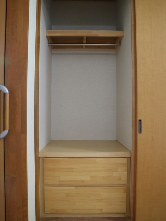 シンプルな木製クローゼット