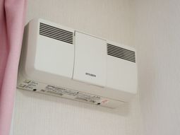 壁掛け型のエアコン