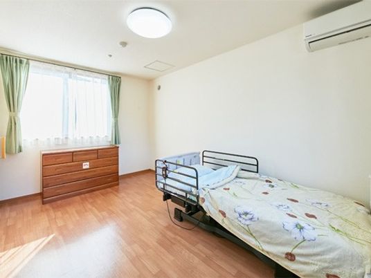 明るい居室のベッド  