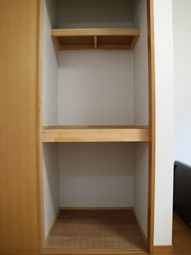 シンプルな木製クローゼット