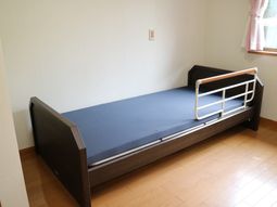 シンプルなベッド居室