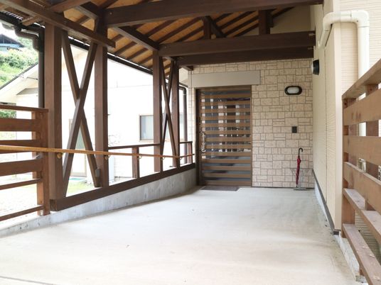 木造のエントランス