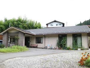 緑に囲まれた建物外観