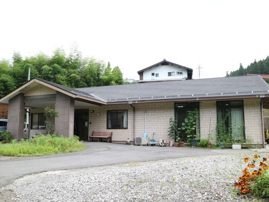 緑に囲まれた建物外観