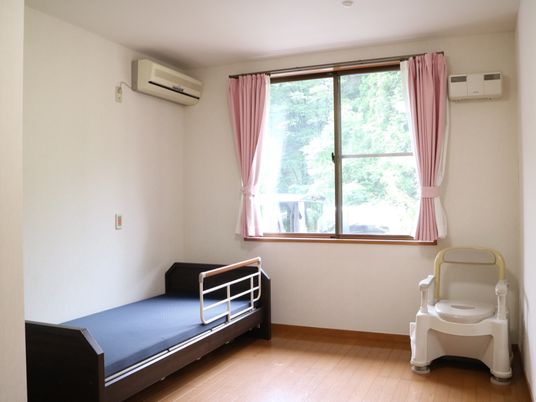 居室の一角と介護イス