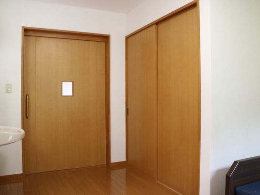 木製の洋室の引き戸