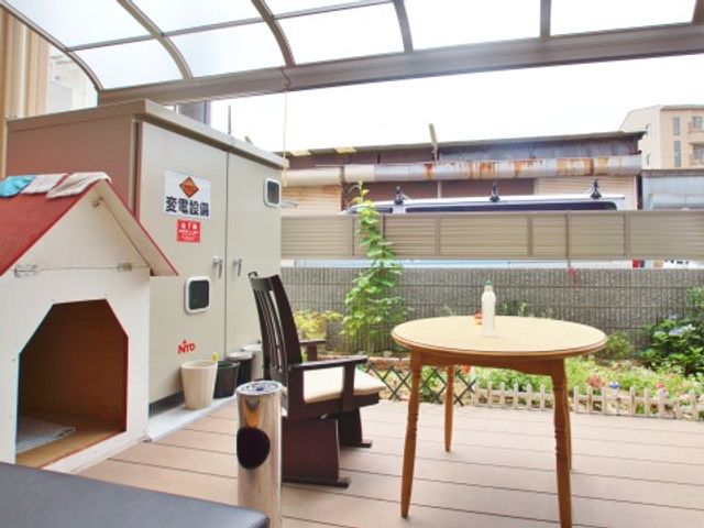 屋外テラスのリラックス空間 テラス 温もりを感じるテラスがあり、ここで心地よい風を感じながら休憩できます。緑も眺められ、日々のリフレッシュに最適です。