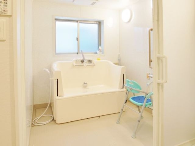 手すり付き浴室設備 機械浴槽 手すりや椅子完備の清潔な浴室です。安心して利用できる設計で、快適な入浴が叶います。
