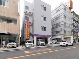 白と紫の建物外観
