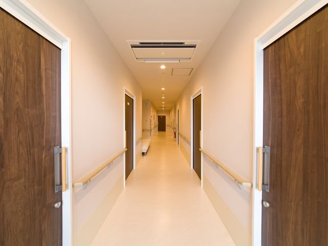手すり付きの明るい廊下 廊下 ゆったりとした通路には手すりが整えられ、床も滑りにくい設計です。日々の移動が安心して行える環境があります。