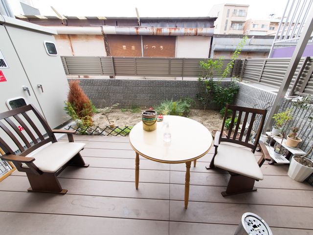屋外の小さな庭スペース テラス ゆったりと過ごせるテラスで心地良いひと時を。自然の緑に囲まれながらリラックスしていただける環境です。
