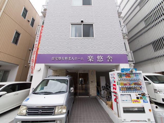 清潔感のある施設エントランス 玄関前 通りに面した入口は、スタッフの明るい笑顔で皆様をお迎えします。利用者様が快適に過ごせる場所を目指しております。