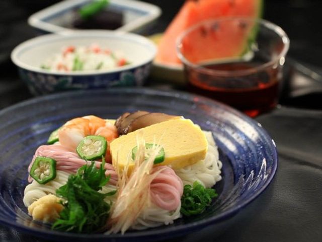 美味しそうな食事の料理 食事 色鮮やかな料理が並ぶ食空間。栄養バランスを考えた美味しい料理で、利用者の健康を支えます。