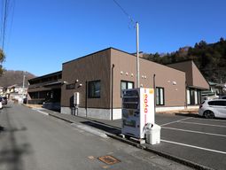 茶色い建物の外観