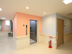 明るい廊下とエレベーター
