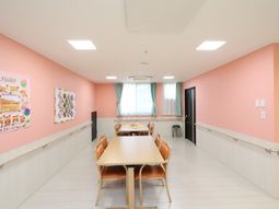 明るい食堂の空間