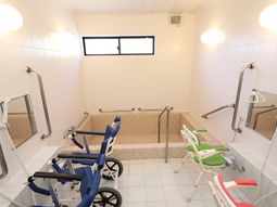 バリアフリーの浴室設備