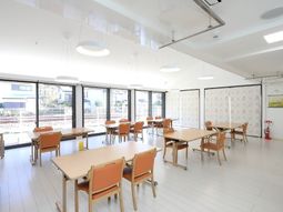 明るい食堂の様子