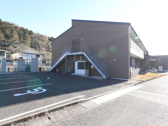 広々とした駐車場の外観