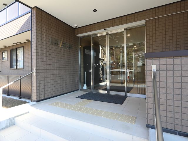 明るいエントランスの外観 玄関 手すりが設置されており、段差もすくないため、どなたでも安全に出入りできる明るいエントランスです。
