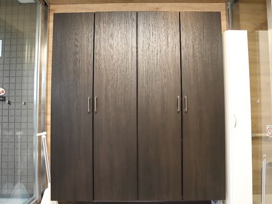 茶色の洗面台扉