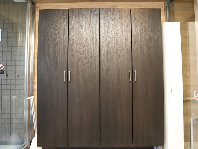 茶色の洗面台扉 収納 スタイリッシュなデザインの扉が特徴の洗面エリアで、快適な身支度を整えられます。モダンな空間が清潔感を演出しています。