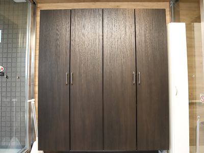 茶色の洗面台扉