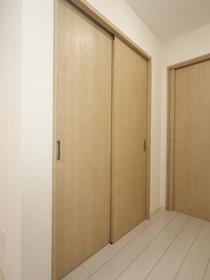 洋室のシンプルな折戸