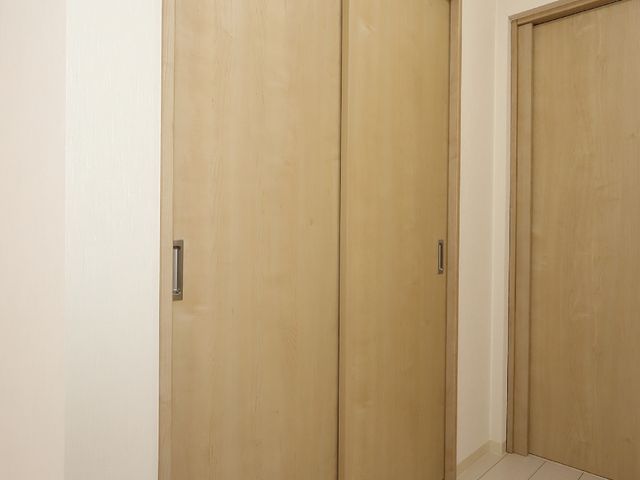 洋室のシンプルな折戸 収納 ゆったりとした間取りの居室ドアです。プライバシーを保ちつつ、使い勝手にも配慮されています。