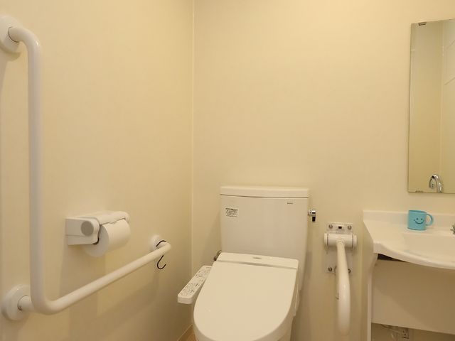 手すり付き清潔なトイレ トイレ 使いやすい工夫がされたトイレです。手すりや広々とした空間で、安全性に配慮されています。