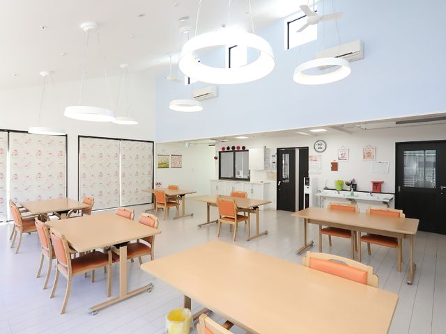 広々とした明るい食堂 食堂 広々とした食堂では、ゆったりとしたスペースで食事を楽しめ、コミュニケーションも図りやすい環境が整っています。モダンで清潔感があり、お仕事にも前向きな気持ちになれるでしょう。