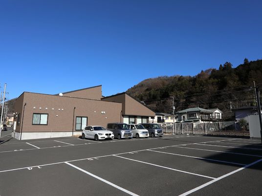 茶色の建物と駐車場